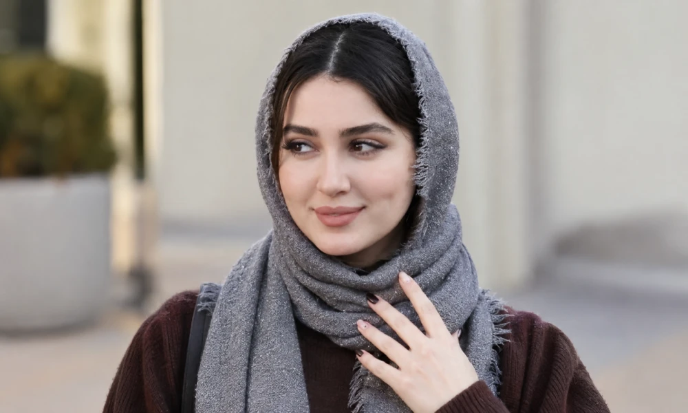 خانمی که کمی ابرو سمت چپش دچار افتادگی شده است