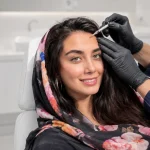خانمی در حال تزریقات زیبایی در یک کلینیک زیبایی مدرن و مینیمال