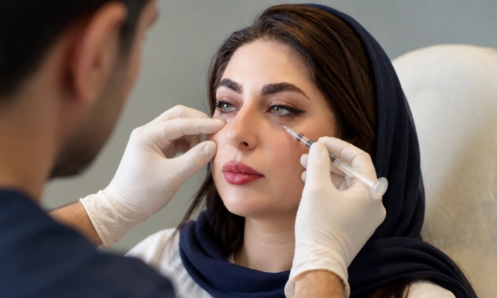 تزریق مزوتراپی زیر چشم برای کلاینت در کلینیک دکتر خیر الهی